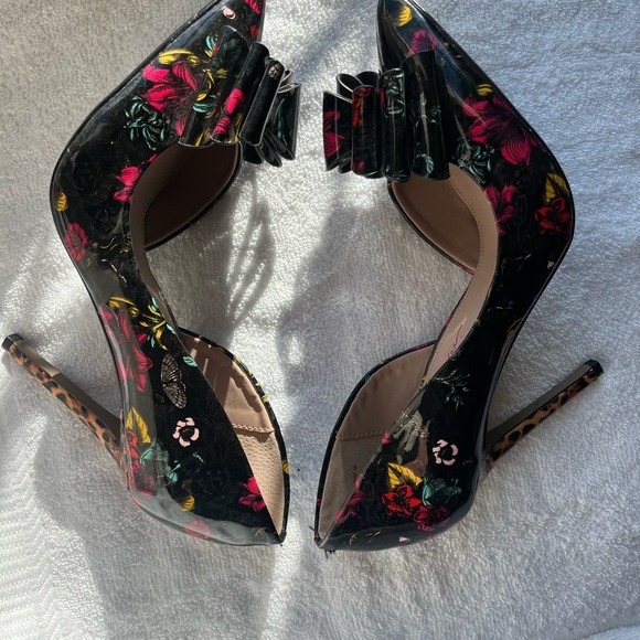 Betsey Johnson Black Floral Heels - Picture 1 of 8